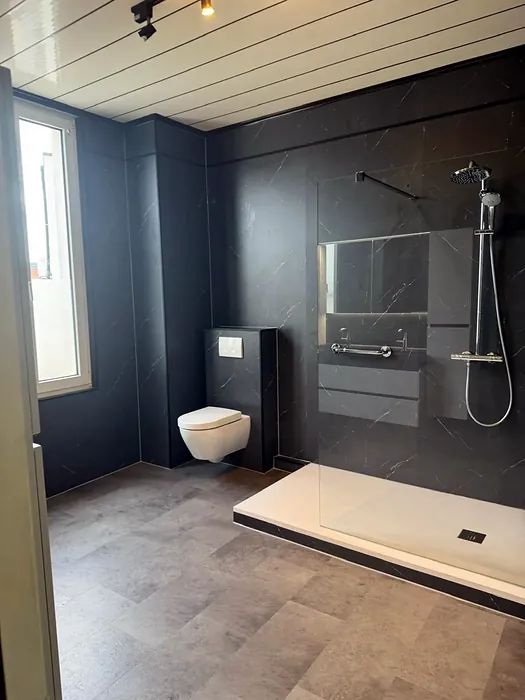 Hele badkamer is toe